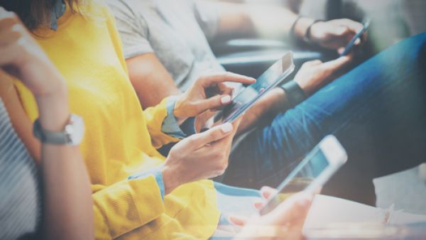 الأشعة التي تدخل أذن مستخدم الهاتف تسبب نوعا من الخلل في أداء الذاكرة (shutterstock.com)
