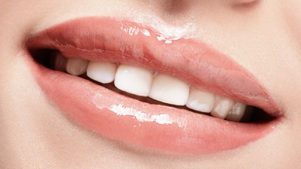 التجويف بين الأنف والفم هو لمسة تجميلية لوجه الإنسان