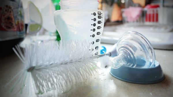 سبب اهتمامنا بالقارورات هو أن الجهاز المناعي لحديثي الولادة يكون ضعيفاً جداً (shutterstock.com)
