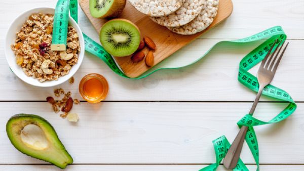 من أهم شروط نجاح هذا الريجيم هو الامتناع عن تناول الطعام بعد الساعة السابعة مساء (shutterstock.com)
