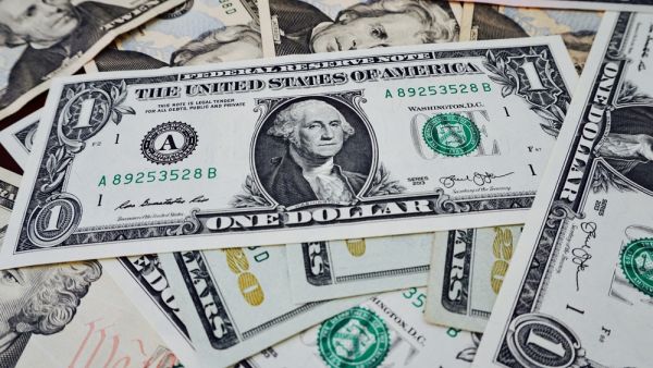 Baghdad's latest action is likely to squeeze foreign workers in Kurdistan, whose pay and remittances are usually given in dollars (Shutterstock/File Photo)
