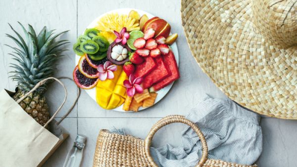تعتبر الفواكه الصيفية من المصادر الغذائية التي تحمي من الأمراض القلبية (shutterstock.com)
