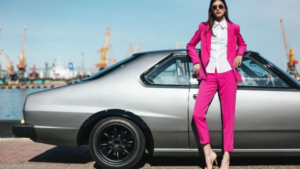 يمكن تكملة إطلالة التوكسيدو بمكياج جريء يبرز جمال الوجه وسحر العيون والشفاه اللماعة (shutterstock.com)
