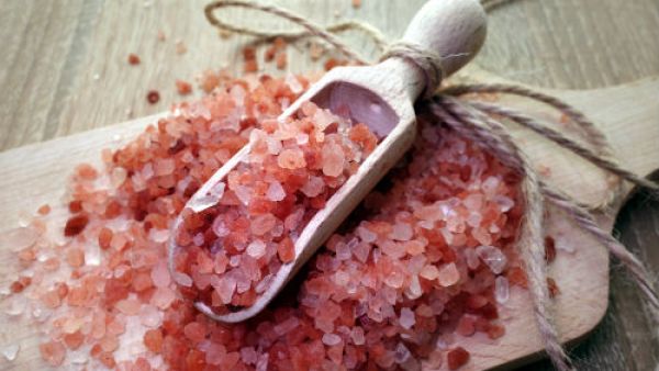 يعتبر تونر ملح الهيملايا بمثابة مرطب طبيعي للجلد الجاف (shutterstock.com)