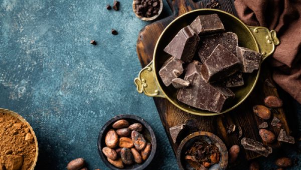 تحتوي الشوكولا الداكنة على الثيوبرومين تساعد في علاج السعال (shutterstock.com)