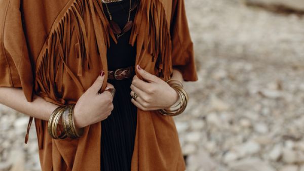 الجاكت الجلدي ذا الأهداب يزهو بصفة خاصة بلون الكونياك  (shutterstock.com)
