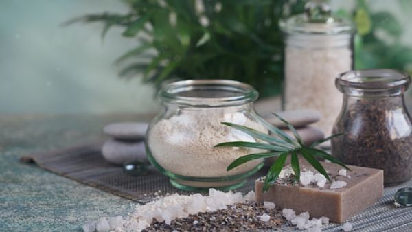  إزالة الجلد الميت يساعد على تنعيم البشرة (shutterstock.com)
