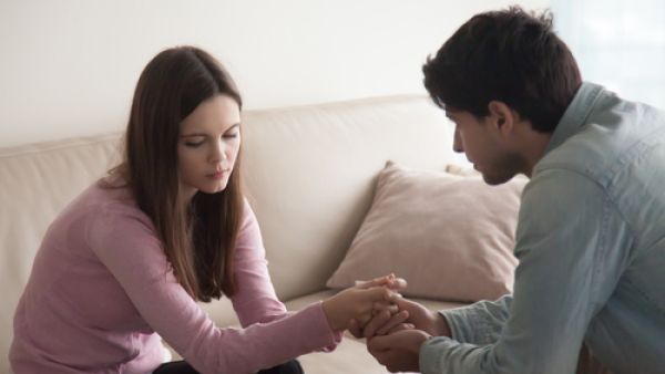 الإجهاض أفقد الزوجة الرغبة والزوج متيّم بها... ماذا يفعل؟