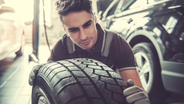 قائد السيارة عادة ما يلاحظ الضرر بالإطار في وقت متأخر (shutterstock.com)
