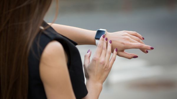  الساعات الذكية يمكن أن تساعد في إضافة عامين إلى حياتك (shutterstock.com)
