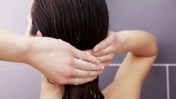 الجرجير تساعد على تقوية الشعر وإطالته (shutterstock.com)