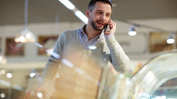 يجب على الرجل أن يبقى على تواصل دائم مع زوجته (shutterstock.com)