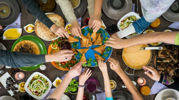 ياسهم الصيام في تعديل نسبة الدهون والغلوكوز في الدم (shutterstock.com)
