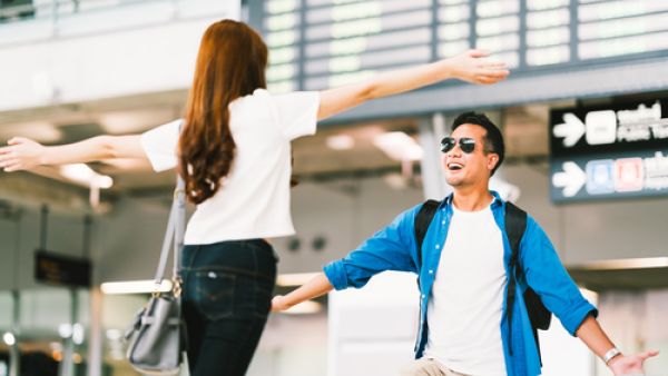 من البديهي أن يكون زوجك مشتاقاً لك بعد السفر (shutterstock.com)