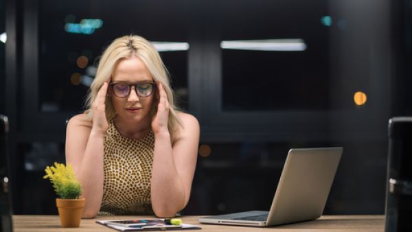 يؤثر العمل الليلي بشكل سلبي على عملية التمثيل الغذائي في الجسم (shutterstock.com)
