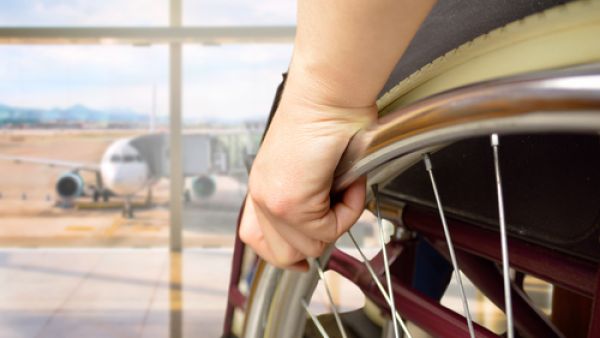يحتاج ذوو الهمم إلى عناية خاصة عند السفر (shutterstock.com)

