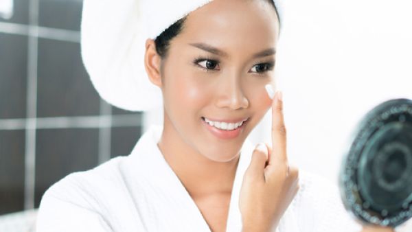 هناك العديد من الوصفات لتقليل أثار الحبوب (shutterstock.com)
