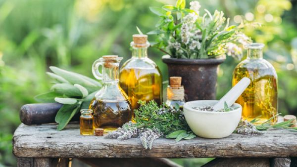 يساعد زيت الزنجبيل الاساسي على معالجة الغثيان (shutterstock.com)
