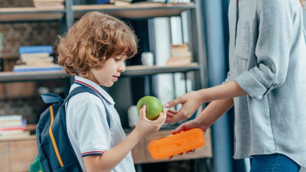 من الضروري أن تكون وجبة طفلك وجبة طازجة (shutterstock.com)
