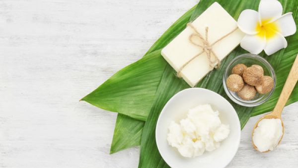 تحتوي زبدة الشيا على الأحماض الدهنية التي تزيد من مرونة الجلد (shutterstock.com)
