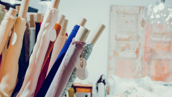 تحتوي الأنسجة الصناعية على العديد من المكونات الكيميائية التي من الممكن أن تضر بالصحة (shutterstock.com)
