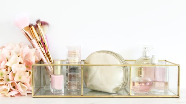 تحتوي الكثير من مساحيق وكريمات التجميل على مواد تساهم في انسداد المسامات (shutterstock.com)
