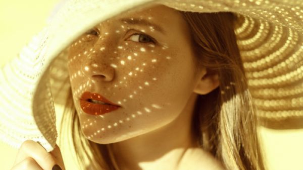 تتمركز البقع البنية عادةً في مناطق الجسم الأكثر تعرضًا للشمس أي الوجه واليدين تتمركز البقع البنية عادةً في مناطق الجسم الأكثر تعرضًا للشمس أي الوجه واليدين