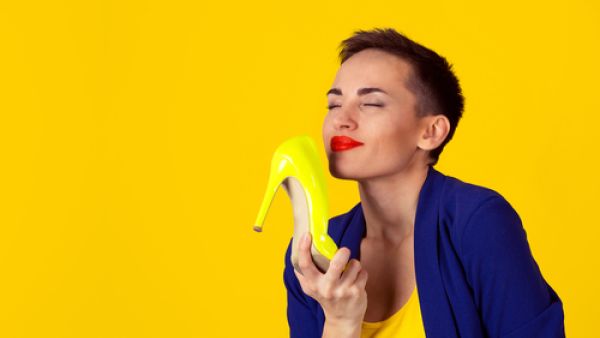 تنبعث من الأحذية روائح كريهة، وبخاصة خلال فصل الشتاء (shutterstock.com)