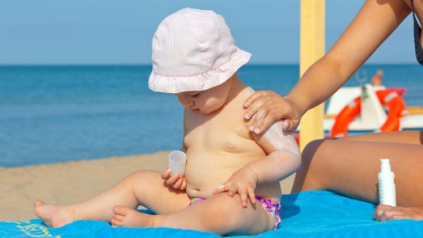 تعتبر بشرة الطفل حساسة للغاية(shutterstock.com)
