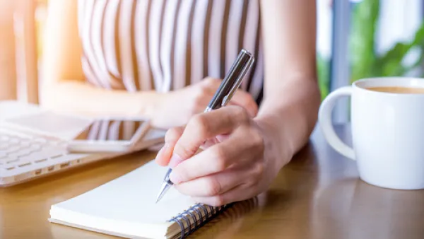 تدوين الملاحظات بخط اليد يُطوّر القدرات الذهنية (shutterstock.com)
