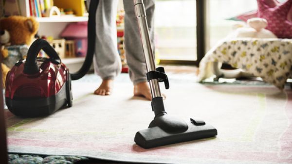 ضعي في الاعتبار ضرورة تنظيف مختلف المناطق في منزلك بشكل دوري (shutterstock.com)
