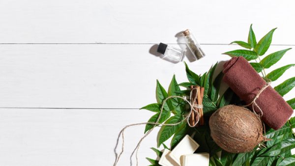 ستحصل على بشرة أكثر حيوية بماسك القهوة وزيت جوز الهند (shutterstock.com)