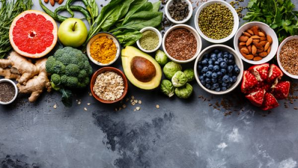 هناك وجبات عدّة تعيد النشاط إلى جسم الانسان دون أن تؤدي الى ارتفاع في سكر الدم (shutterstock.com)
