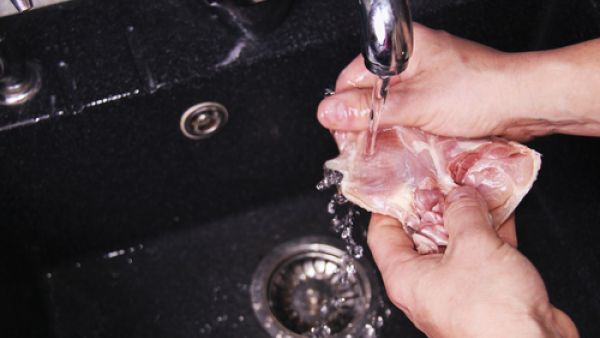 غسل الدواجن بالماء قبل تناولها لن يجرف الأوساخ والبكتيريا (shutterstock.com)