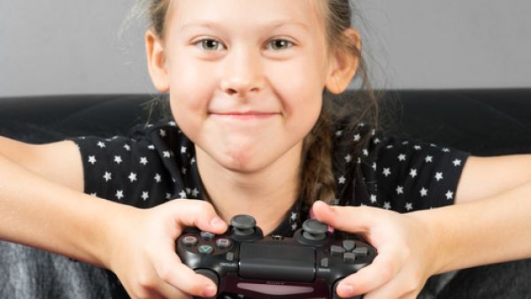 كلما بدأ المراهق في اللعب الإلكتروني المفرط، كلما زاد الخطر (shutterstock.com)