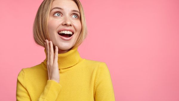 يجب الاهتمام بغسل الوجه بمياه نظيفة وذلك من أجل إزالة أي أوساخ به (shutterstock.com)