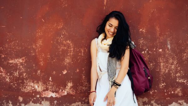 يمكنك وضع الوشاح بطرق مختلفة (shutterstock.com)
