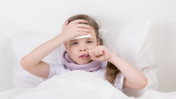 طريقة سهلة وسريعة لمساعدتك في تخفيض حرارة جسم طفلكِ (shutterstock.com)