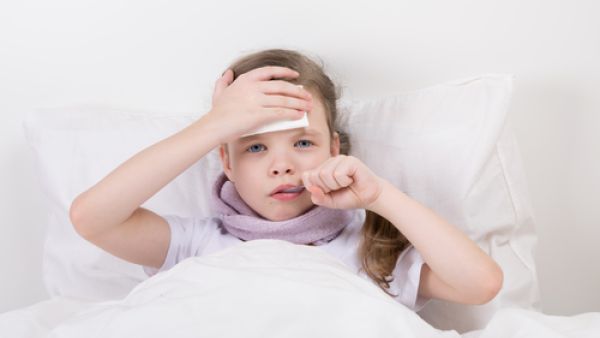 طريقة سهلة وسريعة لمساعدتك في تخفيض حرارة جسم طفلكِ (shutterstock.com)