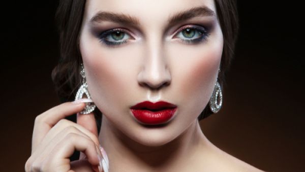 بخطوات بسيطة ستحصلين على حاجبين أنيقين (shutterstock.com)