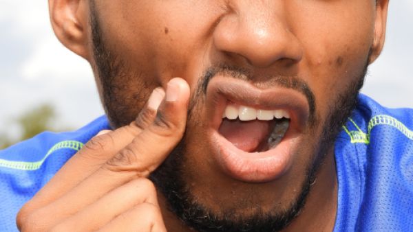 بعد خلع الضرس يتحسن تورم وكدمات الخدين عادة خلال يومين أو ثلاثة أيام (shutterstock.com)