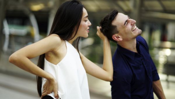 إذا كنتِ امرأة تلاحق شريكها أو تشعره دائما أنه محاصر سواء بكثرة الأسئلة (shutterstock.com)