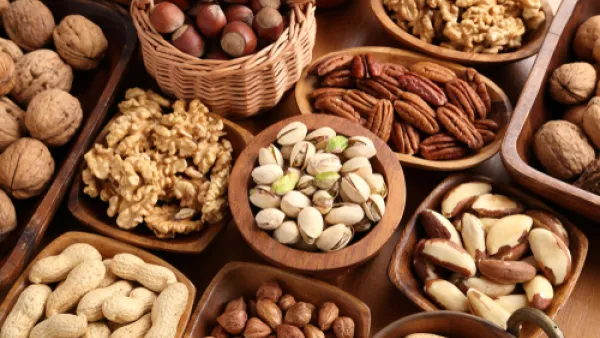 إن تناول المكسرات بشكل يومي يقلل من خطر الإصابة بأمراض القلب (shutterstock.com)
