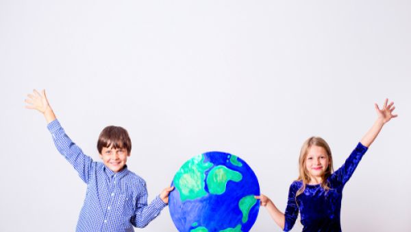 الأطفال يفكرون بشكل أعمق فيما يتعلق ببعض أوجه الحياة (shutterstock.com)