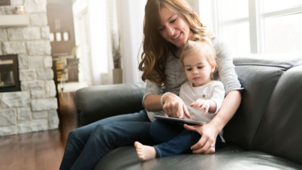 الأطفال الصغار حتى ٦ سنوات لا يحتاجون أية أجهزة إلكترونية (shutterstock.com)