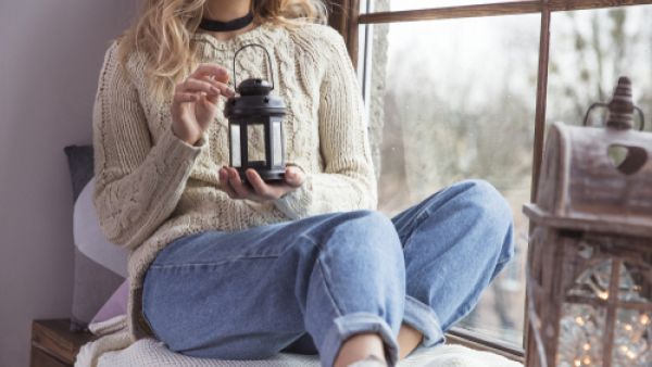 ترتبط برودة اليدين بقصور الغدة الدرقية وانخفاض مستوى هرمونها (shutterstock.com)