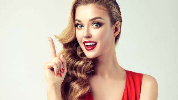 أخطاء بالمكياج  قد تظهركِ شاحبة اللون وكبيرة في السن (shutterstock.com)