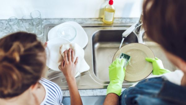 بإمكانك التخلص من الأوساخ المتراكمة داخل الخدوش بسهولة (shutterstock.com)
