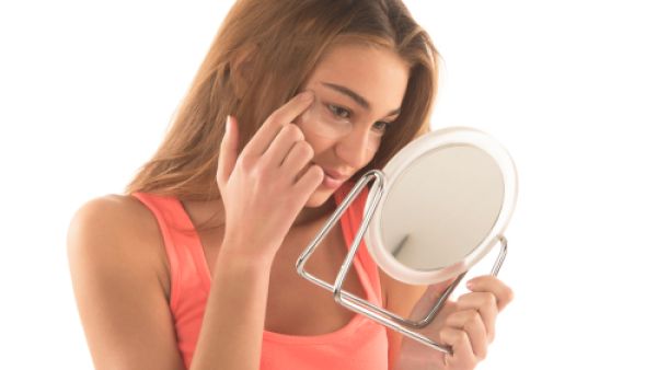 الهالات السوداء تظهر على شكل صبغات جلدية قاتمة اللون تحت العين (shutterstock.com)
