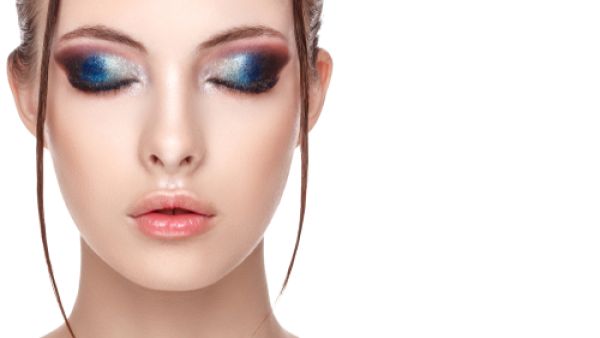 عند وضعك الغليتر، استخدمي حيلاً ذكية لتبدين أكثر شباباً وجاذبية (shutterstock.com)